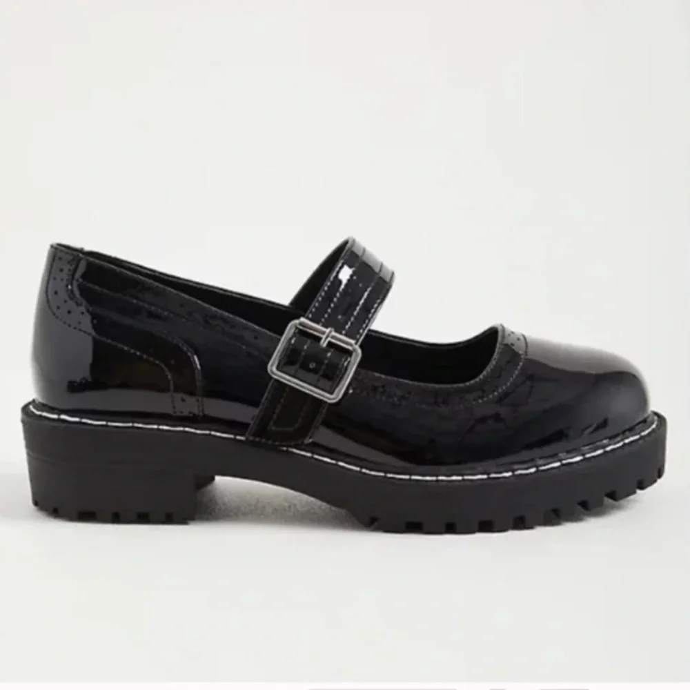 Torrid NWT Size 11WW Lug Mary Jane Oxford Patent Faux Leather Black Shoes - Picture 3 of 11